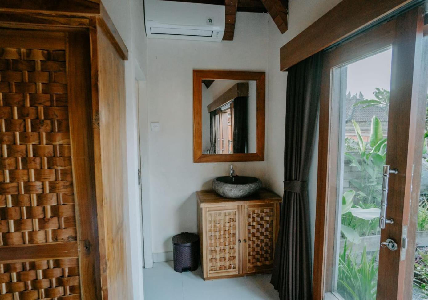 Balinese House Homestay *